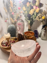 Load image into Gallery viewer, Selenite charging bowl
